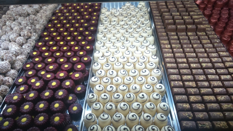 vitrine-BELGENTIER-min_chocolates_milk_chocolate_white_chocolate_truffles_candy_food_treat_cacao-1213769