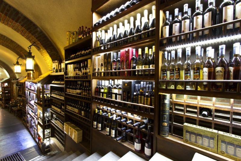 vitrine-BELGENTIER-min_world_street_travel_shop_canon_georgia_wine_bottles-429767